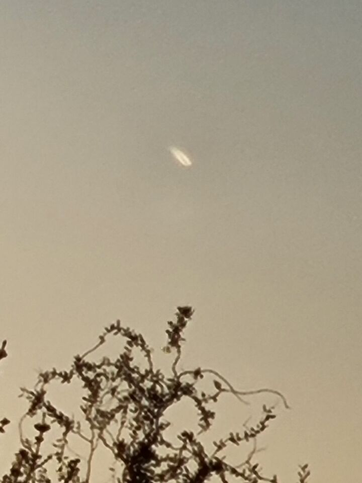 Licht figuur bewegend door lucht die van richting verandert foto