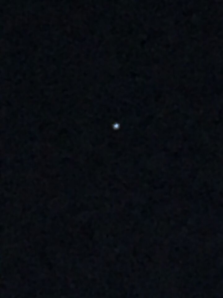 Drie lichtpunten, die af en toe uitgaan, maar er blijft er altijd eentje aan foto