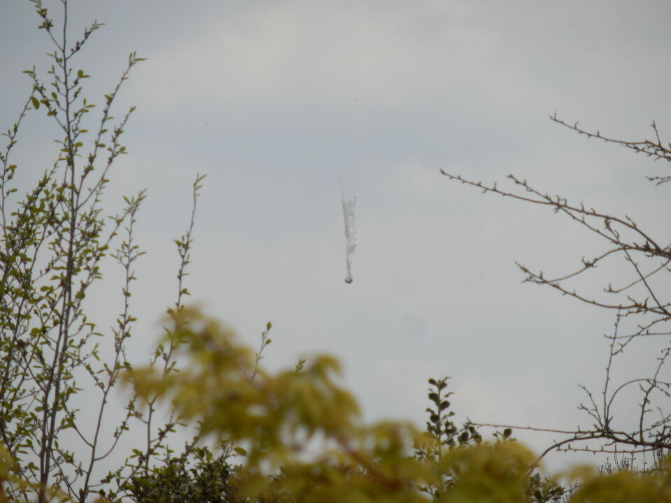 Een object ingepakt in wat lijkt een witte doorzichtige stof. foto