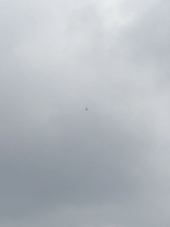 Ik zag een vreemde driehoek achting iets zonder enig geluid voorbij vliegen. foto