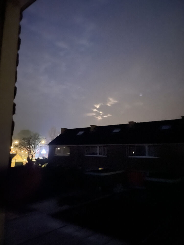 Lichtgevende bollen en UFO vorm op het einde foto