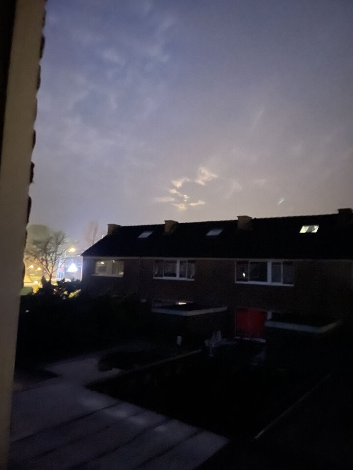 Lichtgevende bollen en UFO vorm op het einde foto