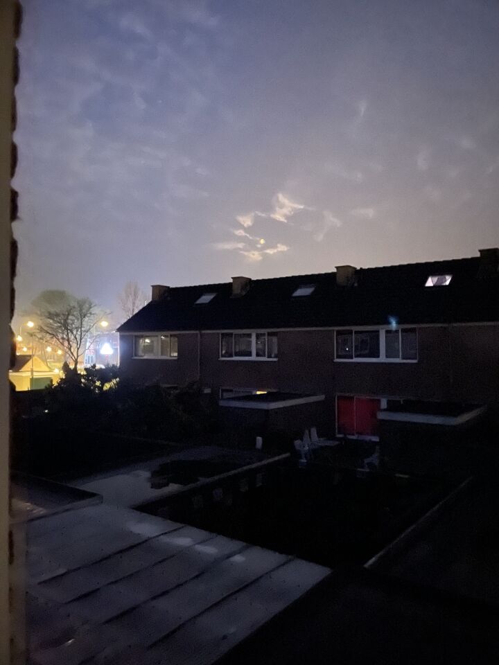 Lichtgevende bollen en UFO vorm op het einde foto