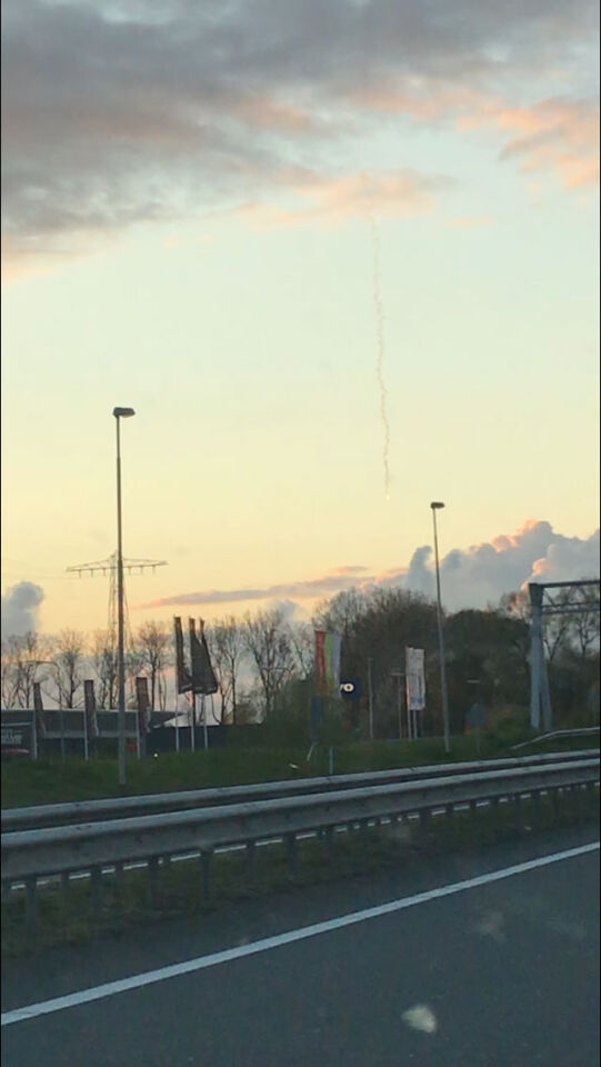 Wit/gele bol met rook. Lijkt alsof er iets neerstortte foto