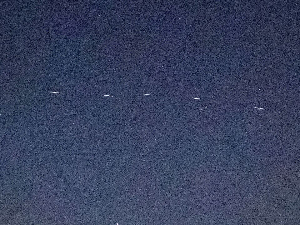 70 lichtjes op een rij van west naar oost foto