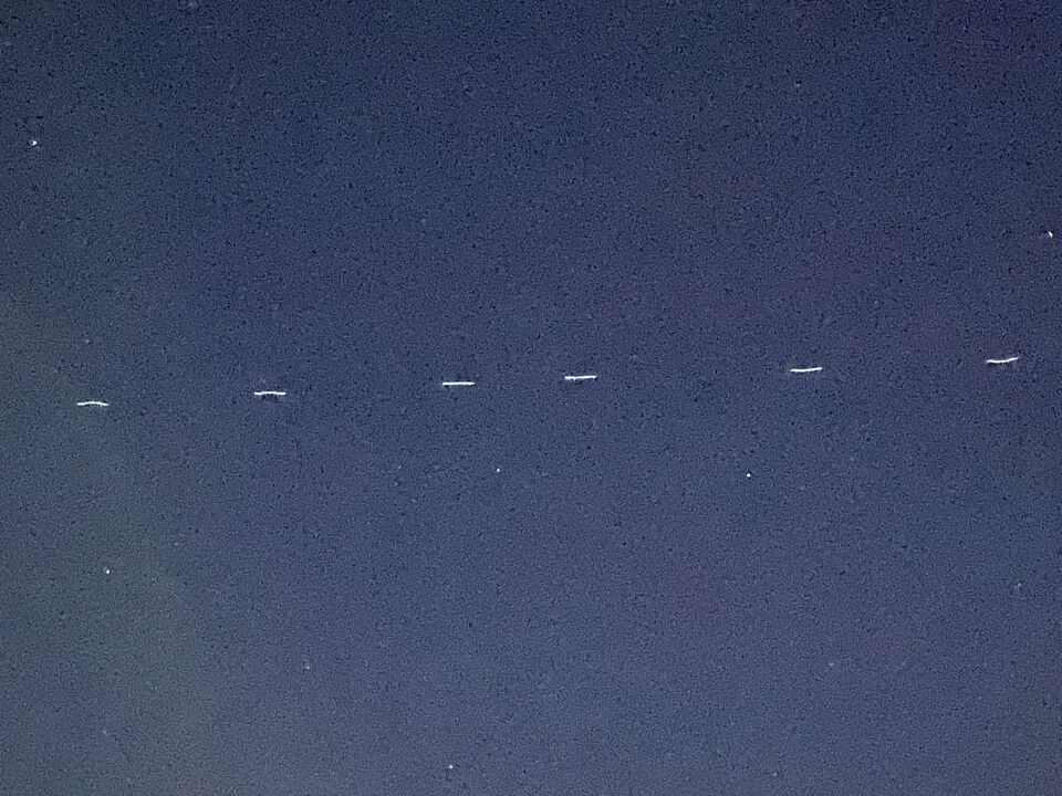 70 lichtjes op een rij van west naar oost foto