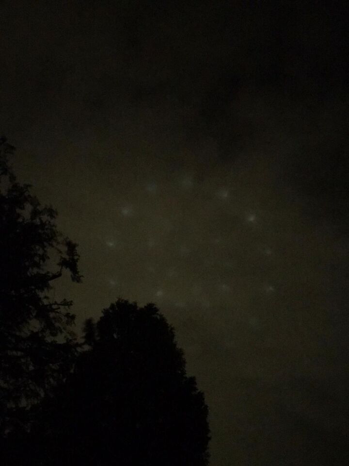 Drie cirkels in elkaar van lichtpuntjes werden daarna strepen en verdwenen toen foto