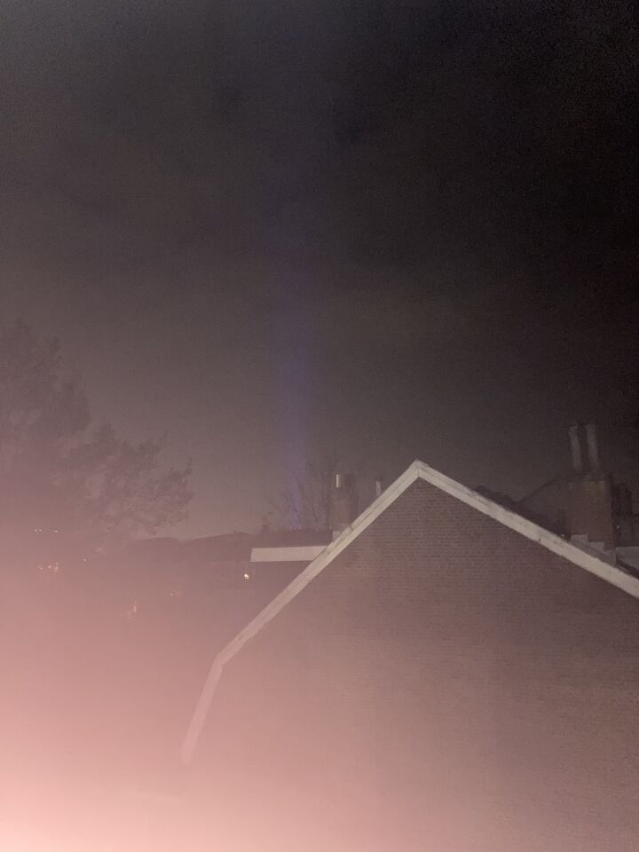 Blauwe lichtstraal verticaal die langs de horizon verplaatste foto