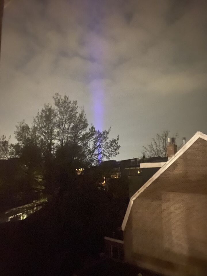 Blauwe lichtstraal verticaal die langs de horizon verplaatste foto