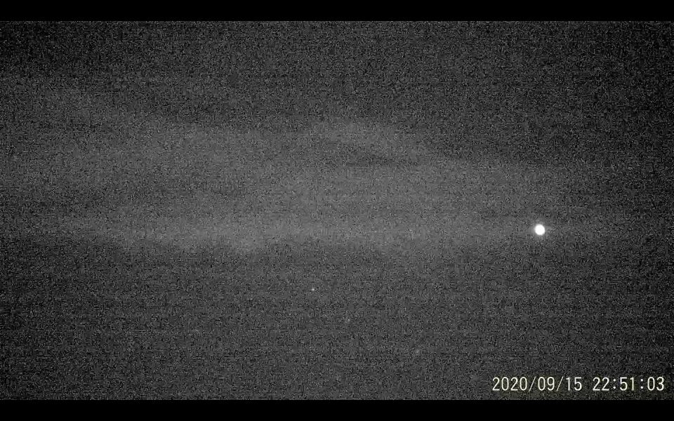 Onidentificeerbaar vliegend object dat reageert op signalen en mij benaderd. foto