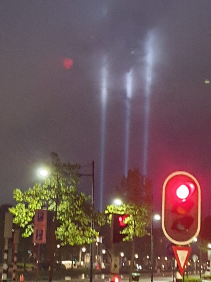 3 lucifervormige lichtverschijnselen; bovenaan het meest lichtgevend foto