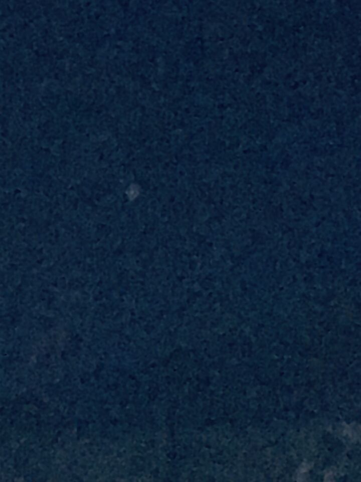 Witte lichtpunt vliegend met constante snelheid foto