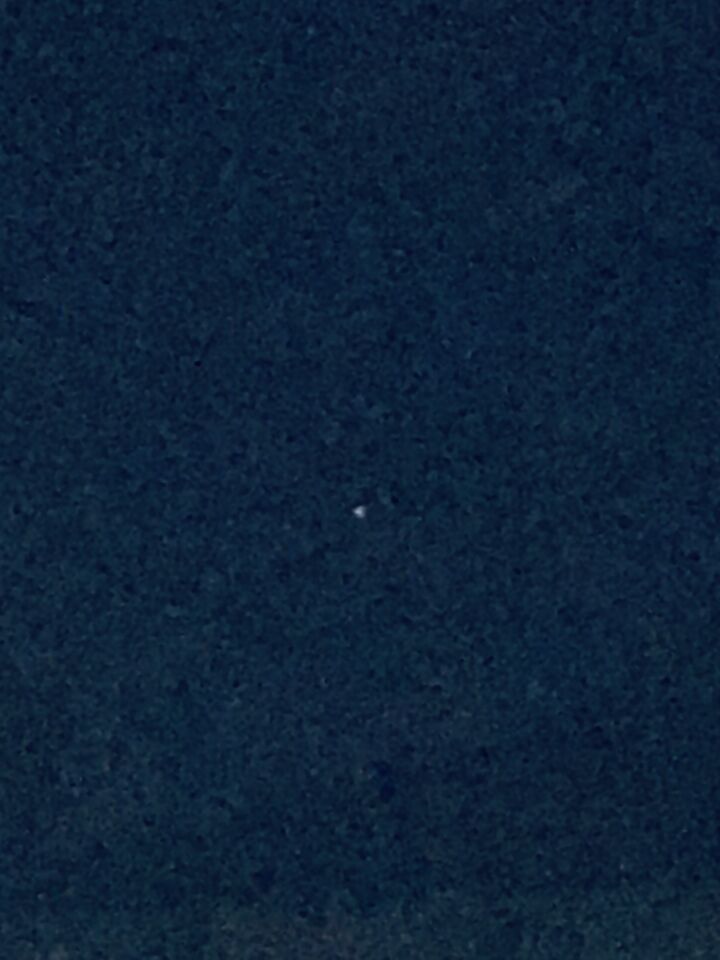 Witte lichtpunt vliegend met constante snelheid foto