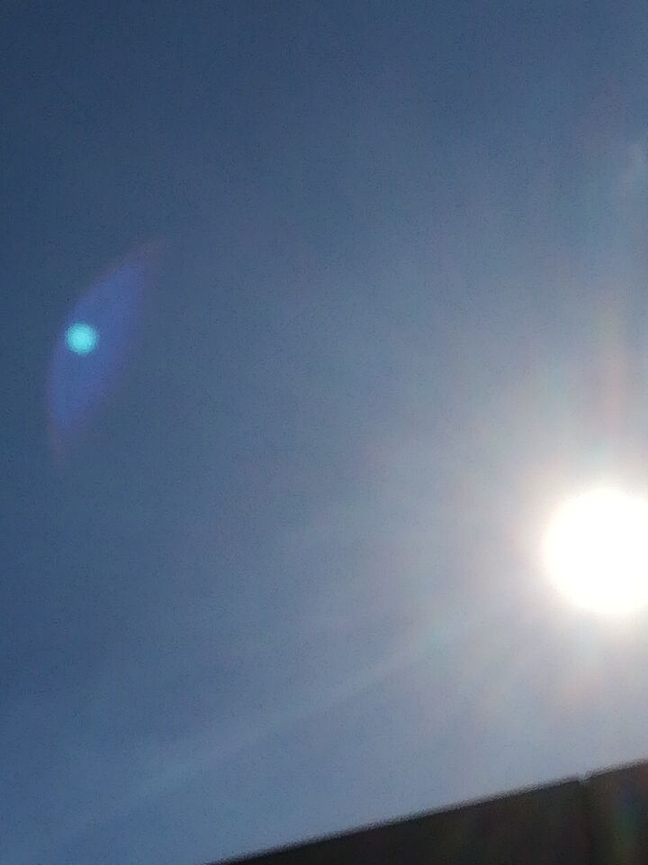 3 lichte bollen die een driehoek vormde. Ook boven elkaar foto