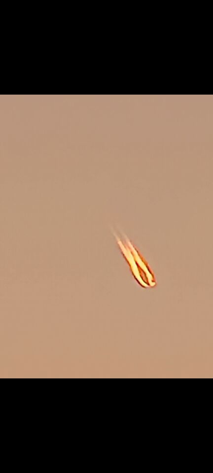 Vuurbal in de lucht gespot in arnhem foto