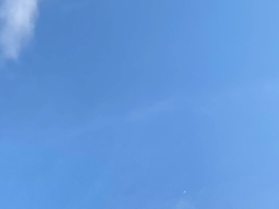 2 metalkleurig bollen boven Rotterdam foto