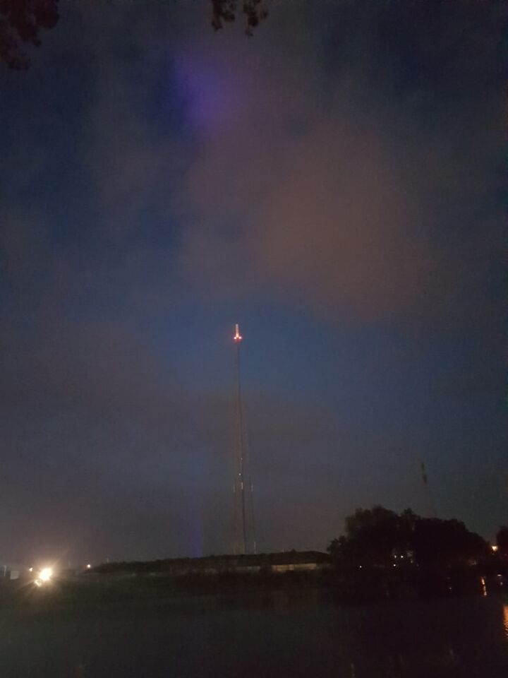 Blauwe lichtstraal met bol in de wolken foto