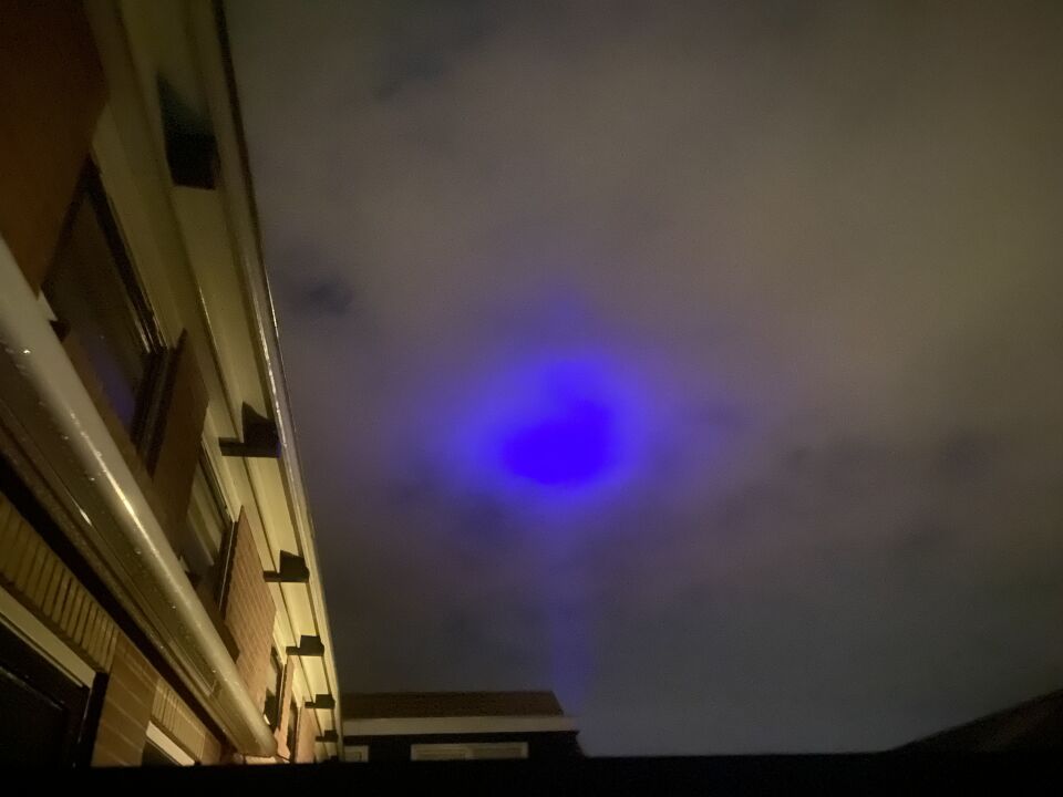 Blauw licht dat af en toe rustig bewoog foto