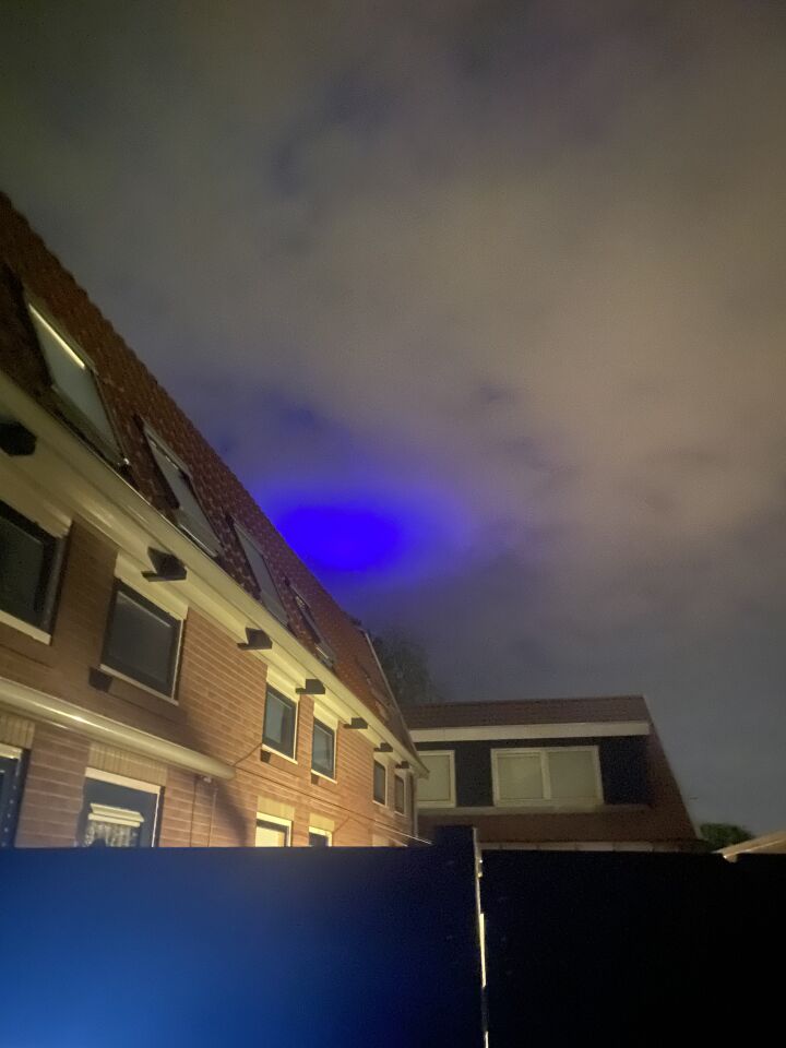 Blauw licht dat af en toe rustig bewoog foto