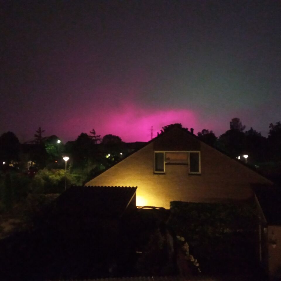 Roze/ paarse wolk in zuidelijke nachtlucht foto
