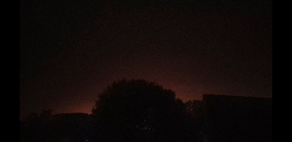 Oranje, fel, knipperend licht aan de horizon foto