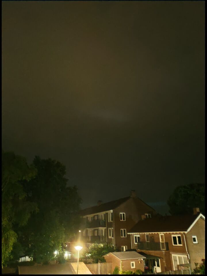 Wit licht dat door de lucht en wolken heen beweegt foto