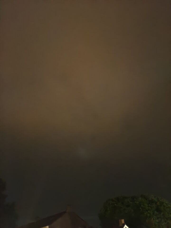 Wit licht dat door de lucht en wolken heen beweegt foto