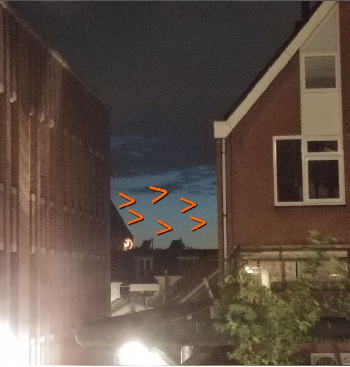 Smalle oranje lichtgevende driehoeken, voorbij vliegend foto