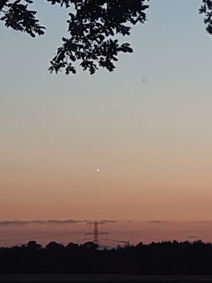 Lichtgevende van kleur veranderen bol aan de lucht. foto