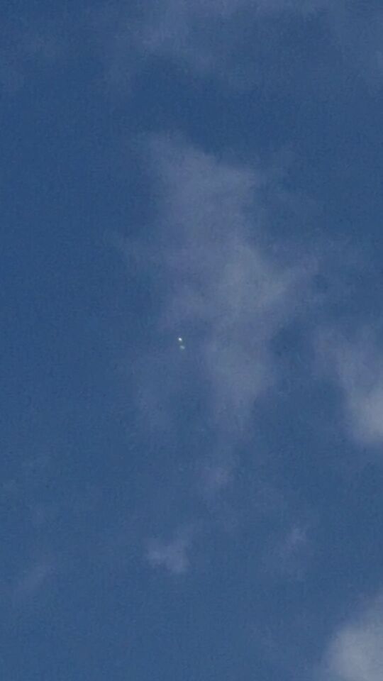 Twee lichten schuin boven elkaar foto
