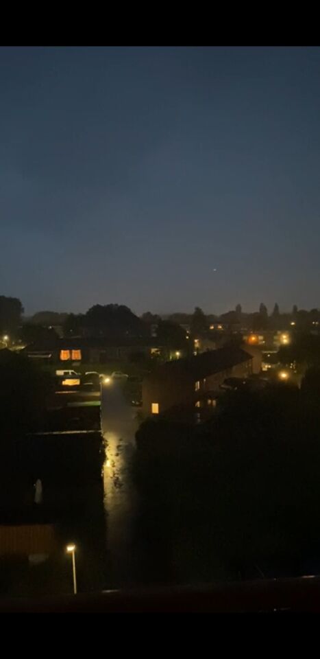 Zig-zaggende lichtbol boven Meppel foto