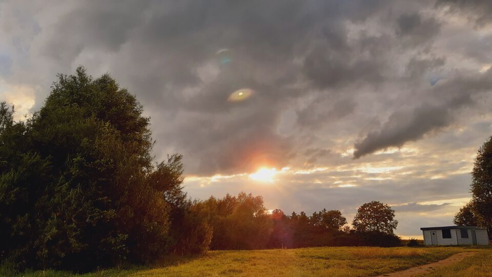Lichtpunt met ovale lichtschijf eromheen foto