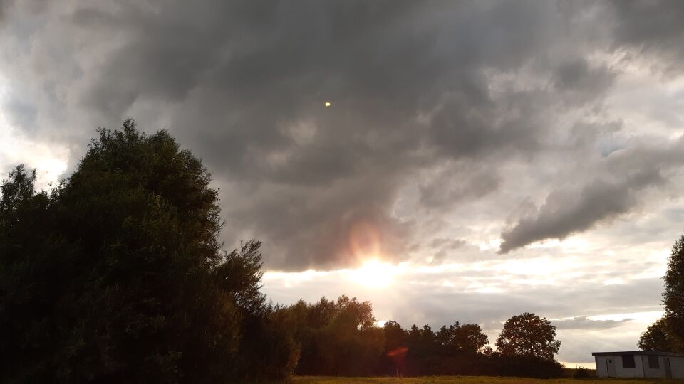 Lichtpunt met ovale lichtschijf eromheen foto