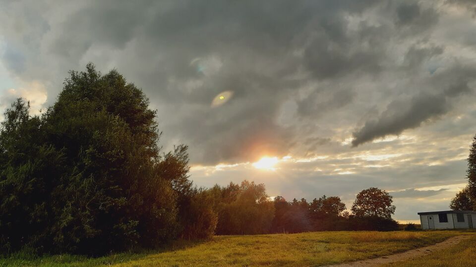 Lichtpunt met ovale lichtschijf eromheen foto