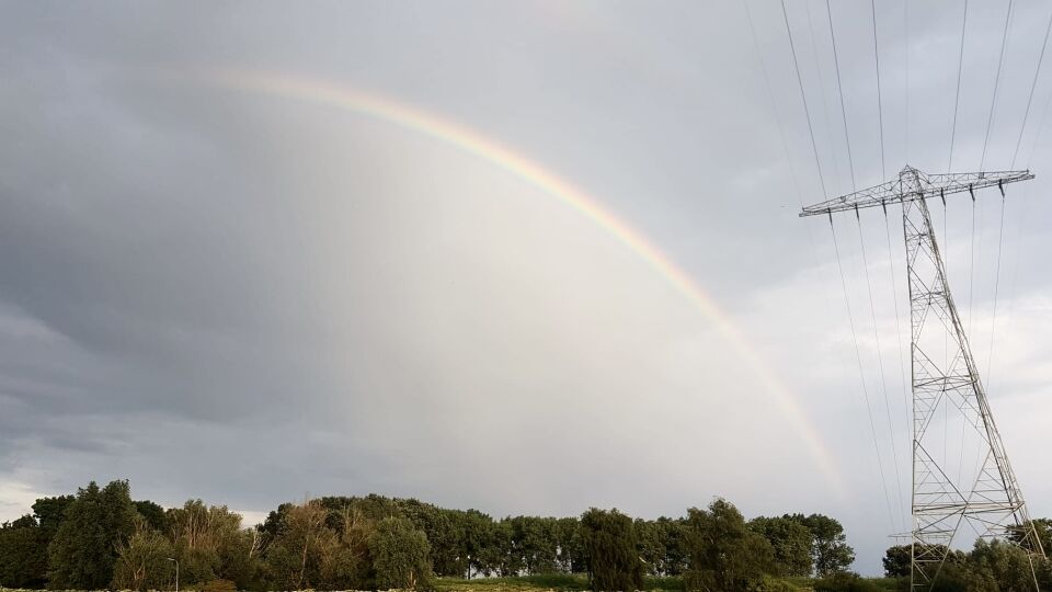 Vliegend object waargenomen bij 3 regenbogen foto