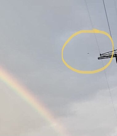 Vliegend object waargenomen bij 3 regenbogen foto