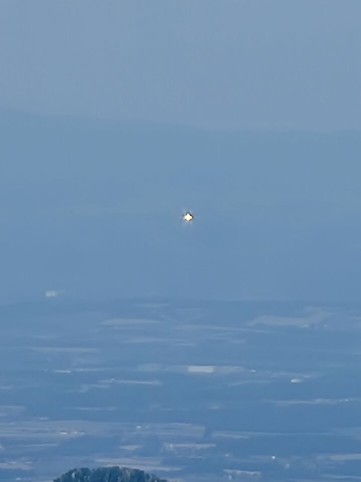 Zeer grote felle lichtbol op klaarlichte zonnige dag foto