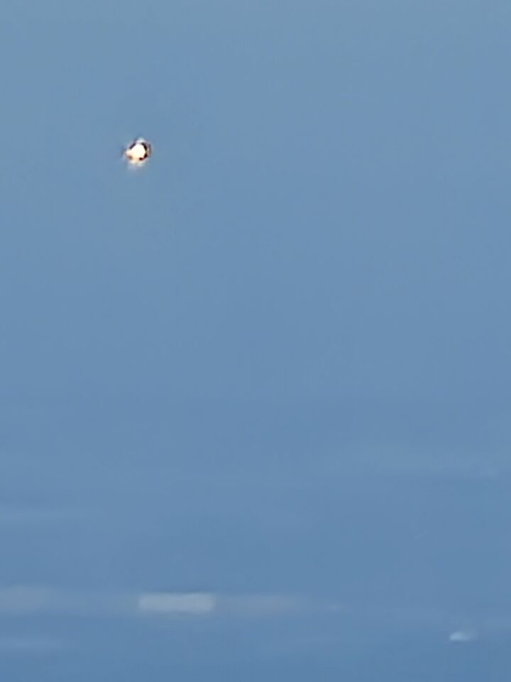 Zeer grote felle lichtbol op klaarlichte zonnige dag foto