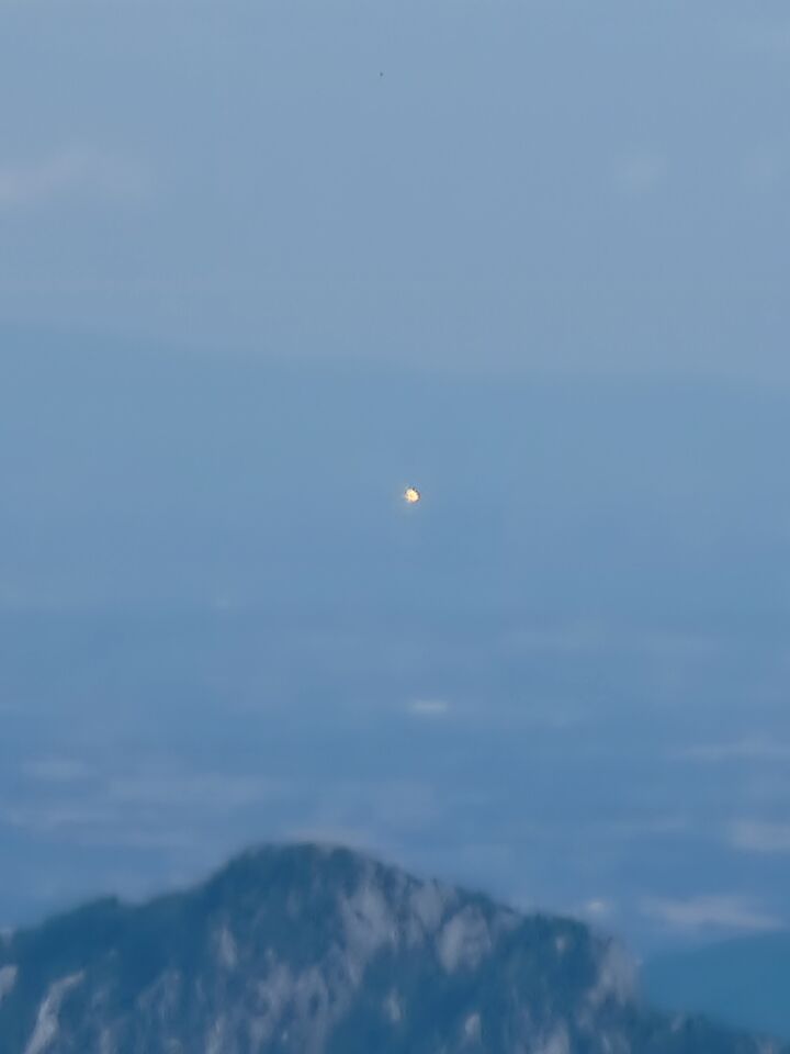 Zeer grote felle lichtbol op klaarlichte zonnige dag foto