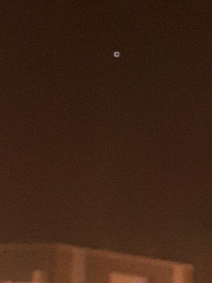 Lichte stille bol. Met blote oog lijkt het een openstaande kaak. Zweeft . foto