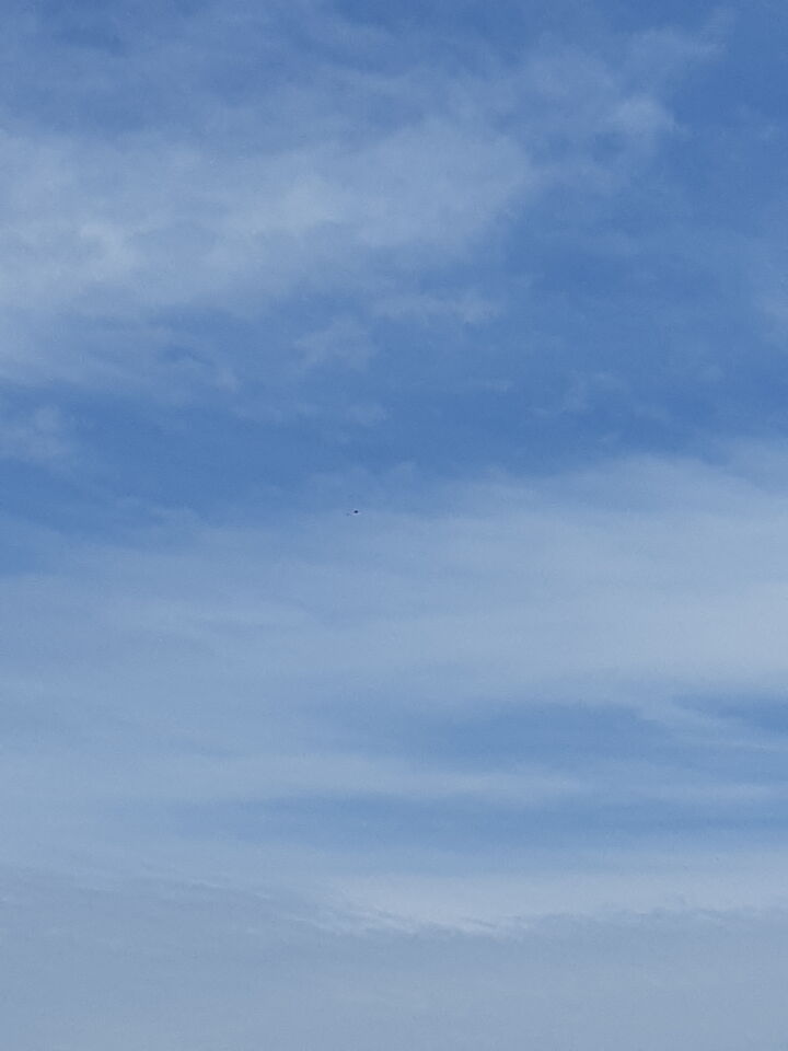 2 Donkere vierkante objecten foto