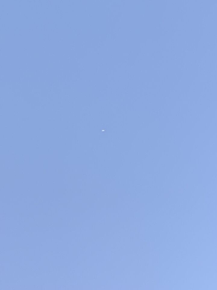 Een object dat met constante snelheid in de lucht vloog en heel hoog foto