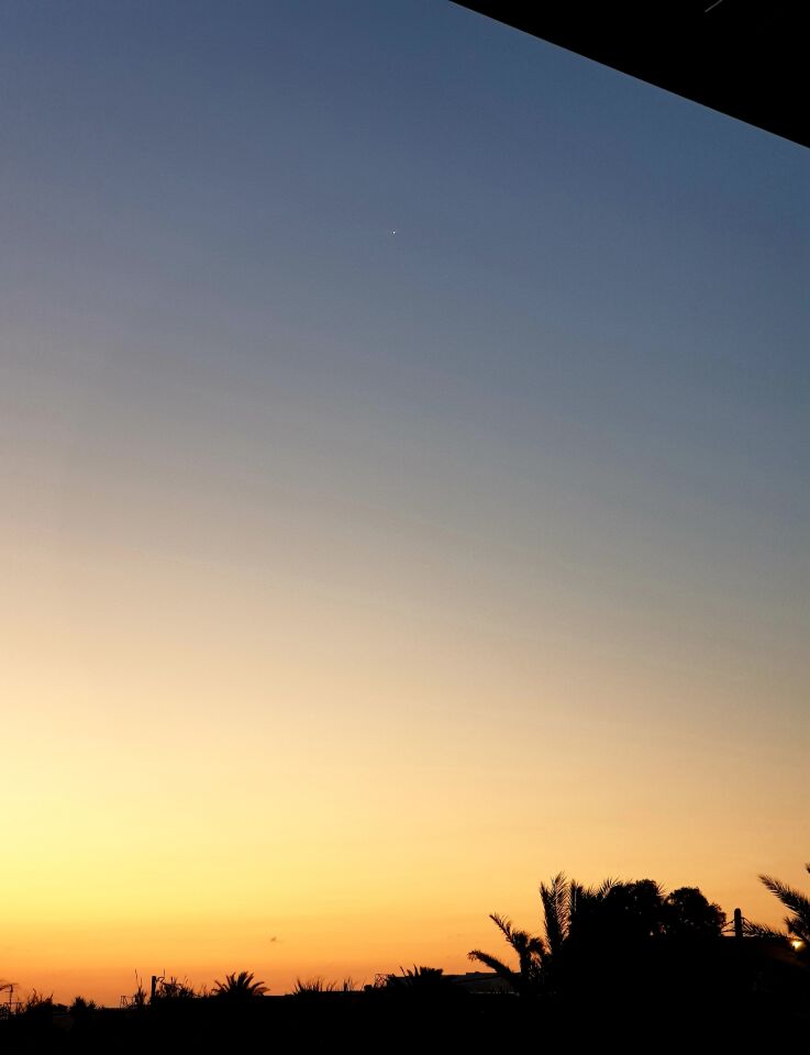 Een fel licht dat op en neer bewoog en dan weer stil stond. foto