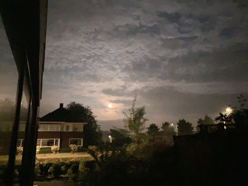 Lichtgevende bal beweegt onnatuurlijk foto