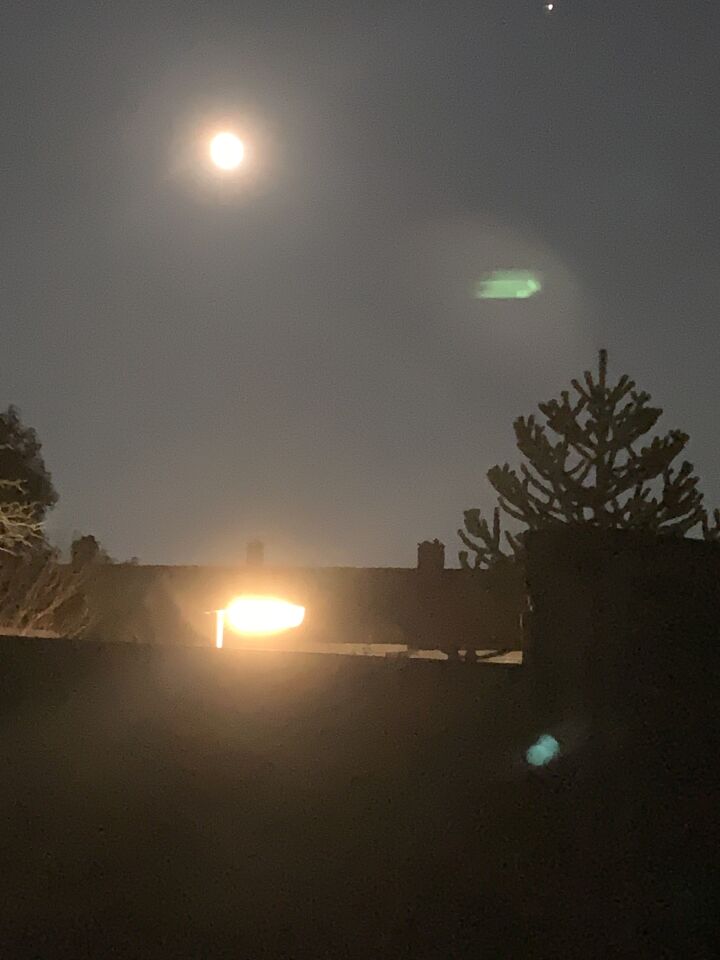 Terugkijken van een foto die ik maakte van de maan. foto
