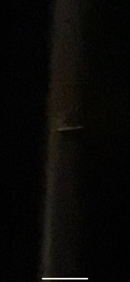 Lange dunne (sigaar/stok vorm) zweeft vlak langs ons foto