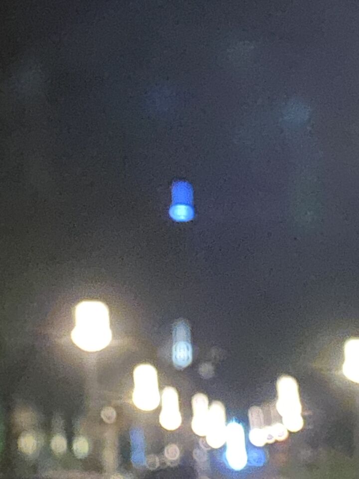 Een schijfvormig object met een strook van licht langs de zijkant. foto