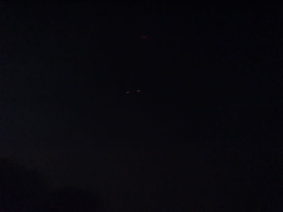2 verticaale strepen en iets rood erboven foto