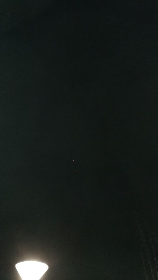 Rode lichten door de lucht foto