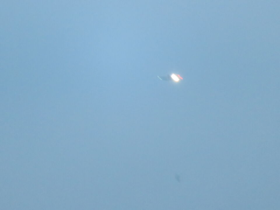 Breed object. groene lichtstreep linkerzijde, rode lichtstreep rechterzijde. foto